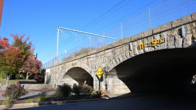 4300streetcar, CC BY 4.0 https://creativecommons.org/licenses/by/4.0, via Wikimedia Commons Park Street railroad bridge