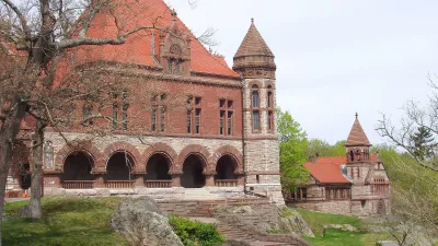 Photo by Daderot - Own work, CC BY-SA 3.0, https://commons.wikimedia.org/w/index.php?curid=2072889 Oakes Ames Memorial Hall, North Easton MA